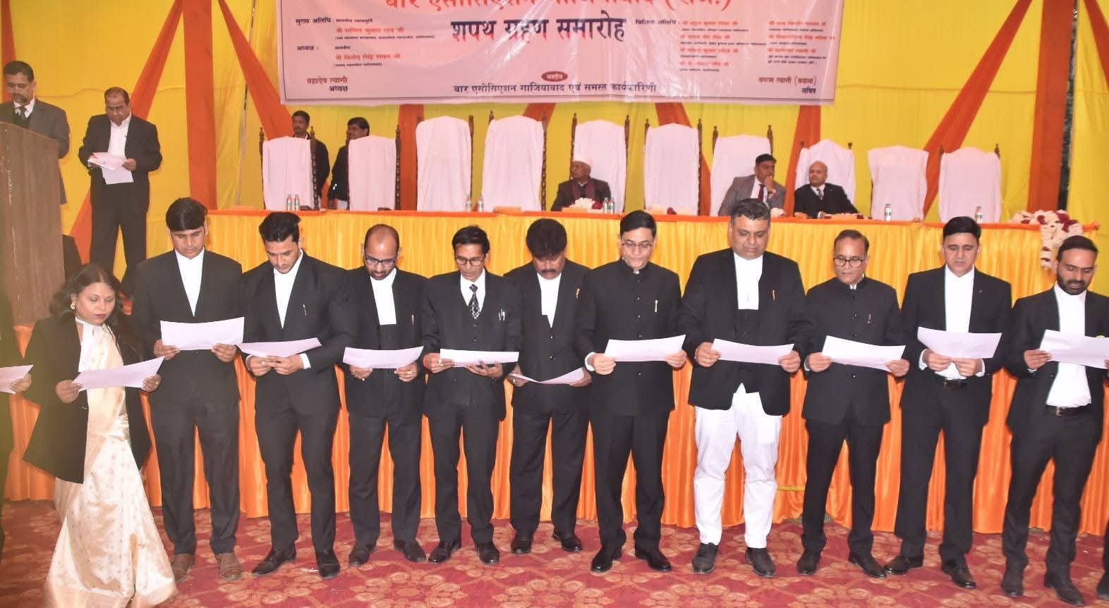 शपथ लेते गाजियाबाद बार एसोसिएशन के नवनिर्वाचित सदस्य। संवाद शपथ लेते गाजियाबाद बार एसोसिएशन के नवनिर्वाचित सदस्य। संवाद
