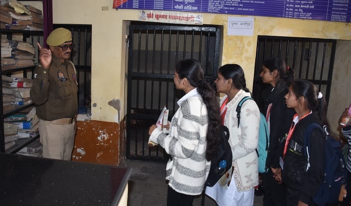 दोस्त पुलिस कार्यक्रम के तहत नेताजी सुभाष चंद्र बोस गर्ल्स पीजी कॉलेज की छात्राओं ने महिला थाने दोस्त पुलिस कार्यक्रम के तहत नेताजी सुभाष चंद्र बोस गर्ल्स पीजी कॉलेज की छात्राओं ने महिला थाने