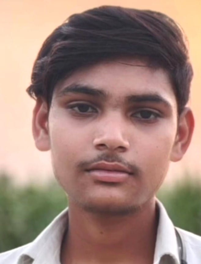 धनारी के भकरौली में तालाब किनारे बच्चे का शव मिलने पर जानकारी करती पुलिस। संवाद धनारी के भकरौली में तालाब किनारे बच्चे का शव मिलने पर जानकारी करती पुलिस। संवाद