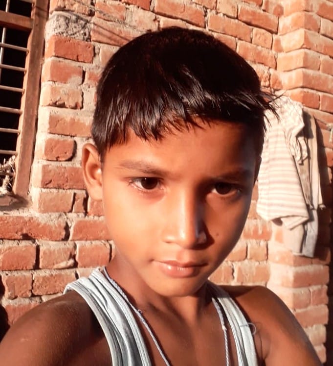 धनारी के भकरौली में तालाब किनारे बच्चे का शव मिलने पर जानकारी करती पुलिस। संवाद धनारी के भकरौली में तालाब किनारे बच्चे का शव मिलने पर जानकारी करती पुलिस। संवाद