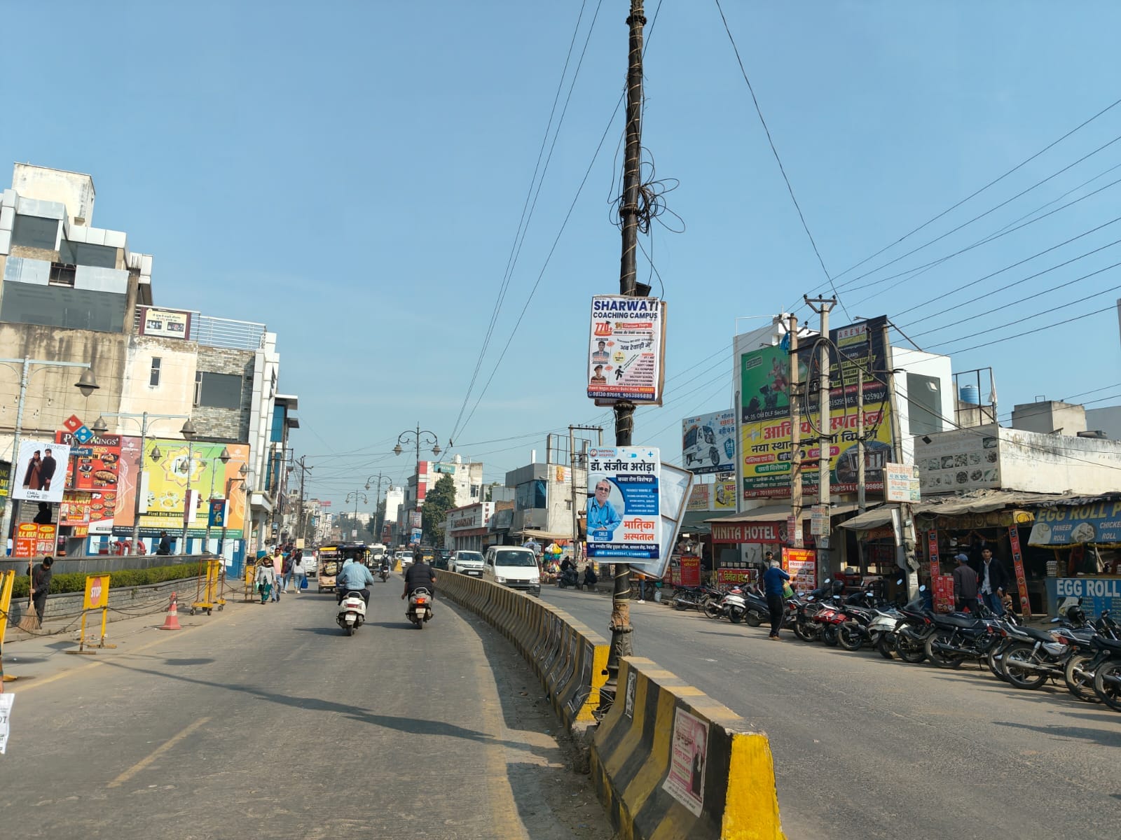 धारूहेड़ा में स्ट्रीट लाइट पर लगे अवैध होर्डिंग। संवाद