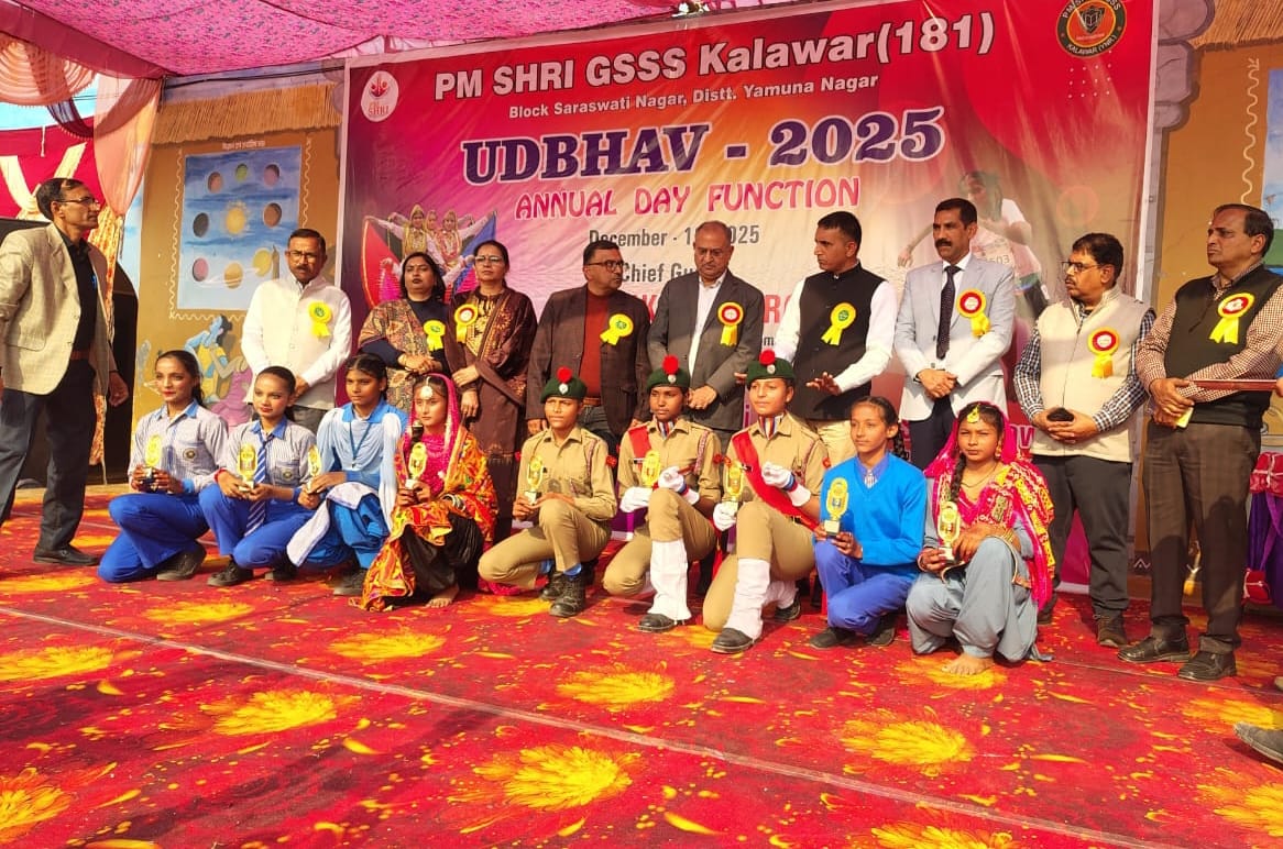 वार्षिकोत्सव में सांस्कृतिक कार्यक्रम की प्रस्तुति देतीं छात्राएं। स्कूल