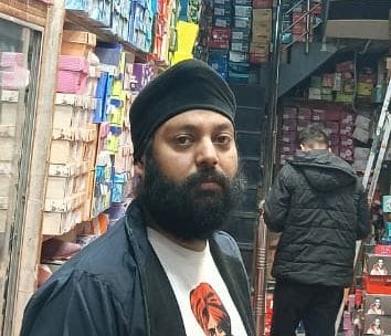 13जेएनडी04 : शहर में एक दुकान पर जूते खरीदते हुए ग्राहक। संवाद 13जेएनडी04 : शहर में एक दुकान पर जूते खरीदते हुए ग्राहक। संवाद