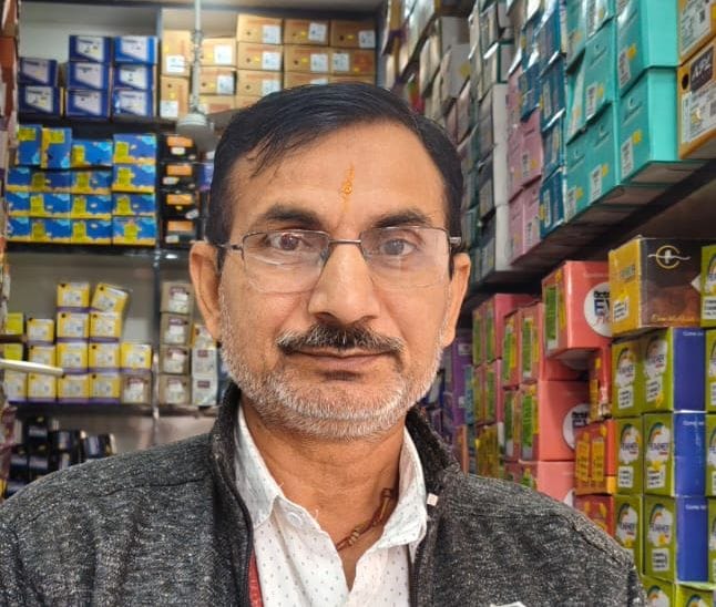 13जेएनडी04 : शहर में एक दुकान पर जूते खरीदते हुए ग्राहक। संवाद 13जेएनडी04 : शहर में एक दुकान पर जूते खरीदते हुए ग्राहक। संवाद