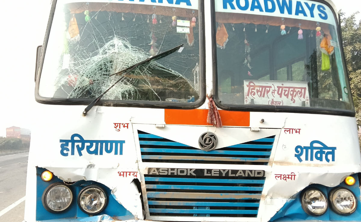 13kht_36_ट्रक टै्रक्टर दुर्घटना में सडक़ पर बिखरा धान 13kht_36_ट्रक टै्रक्टर दुर्घटना में सडक़ पर बिखरा धान