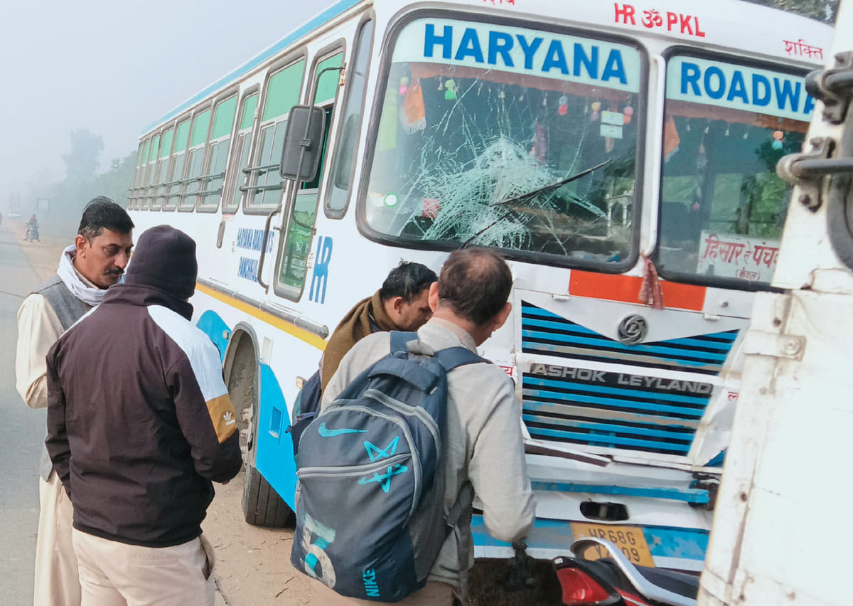 13kht_36_ट्रक टै्रक्टर दुर्घटना में सडक़ पर बिखरा धान 13kht_36_ट्रक टै्रक्टर दुर्घटना में सडक़ पर बिखरा धान