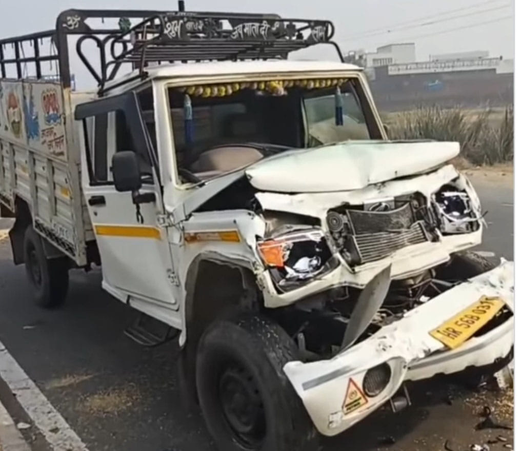 13kht_36_ट्रक टै्रक्टर दुर्घटना में सडक़ पर बिखरा धान 13kht_36_ट्रक टै्रक्टर दुर्घटना में सडक़ पर बिखरा धान