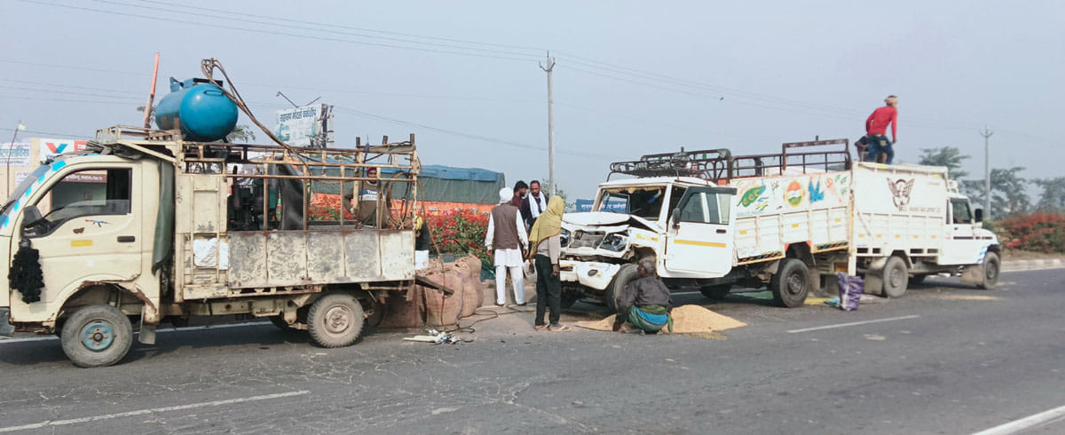 13kht_36_ट्रक टै्रक्टर दुर्घटना में सडक़ पर बिखरा धान 13kht_36_ट्रक टै्रक्टर दुर्घटना में सडक़ पर बिखरा धान