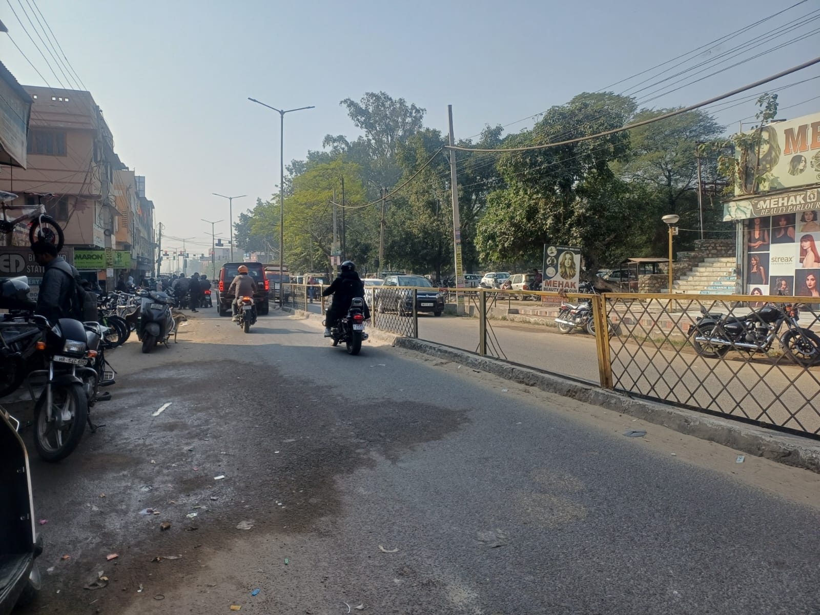 अंबाला छावनी में बारह क्रास रोड पर सड़क की खस्ता हालत। स्वयं अंबाला छावनी में बारह क्रास रोड पर सड़क की खस्ता हालत। स्वयं