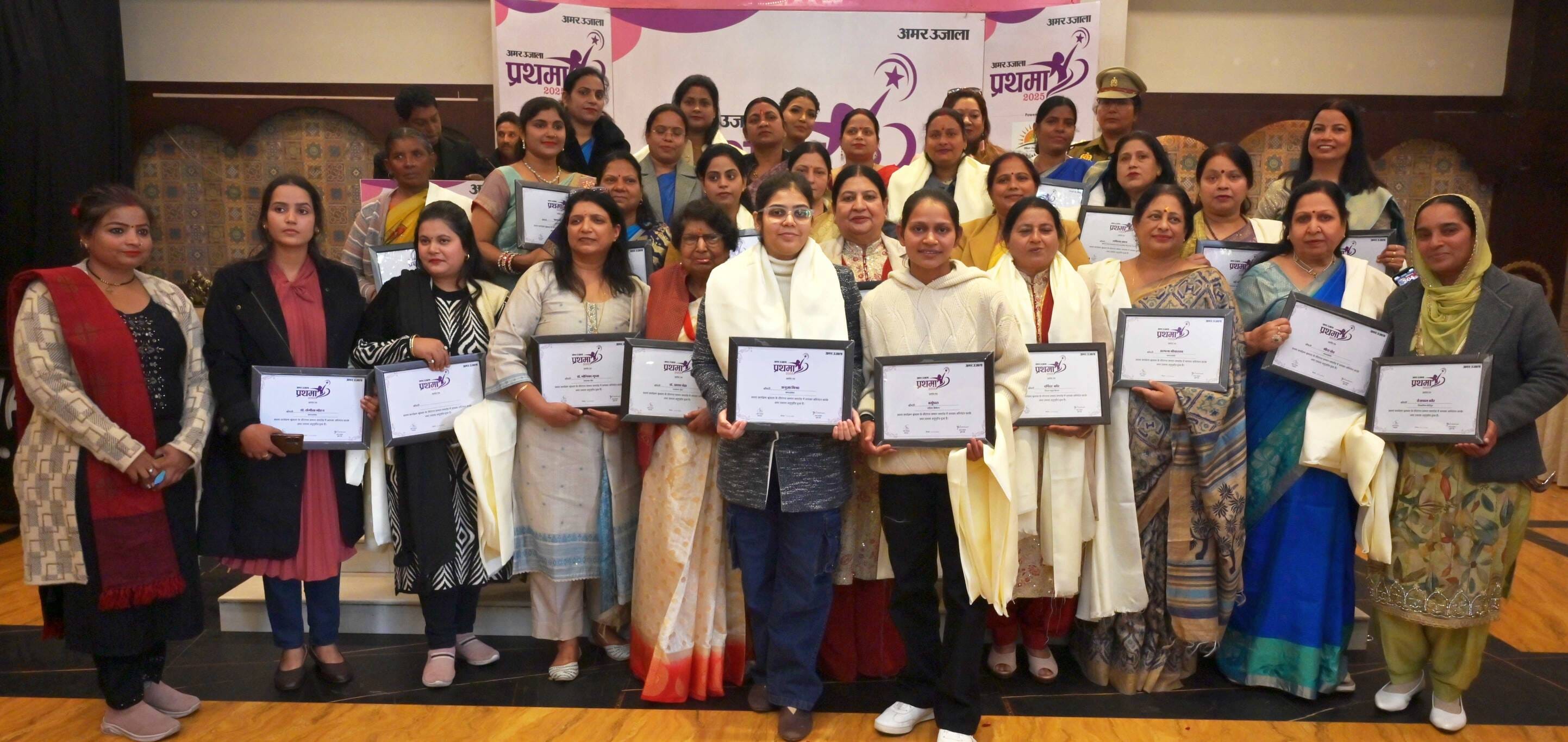 अमर उजाला की ओर से आयोजित प्रथमा-2025 सम्मान समारोह में स्वागत गीत प्रस्तुत करतीं छात्राएं। संव अमर उजाला की ओर से आयोजित प्रथमा-2025 सम्मान समारोह में स्वागत गीत प्रस्तुत करतीं छात्राएं। संव