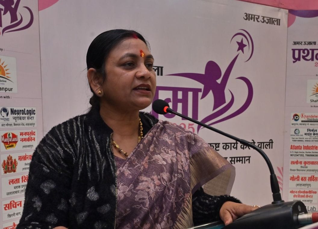 अमर उजाला की ओर से आयोजित प्रथमा-2025 सम्मान समारोह में स्वागत गीत प्रस्तुत करतीं छात्राएं। संव अमर उजाला की ओर से आयोजित प्रथमा-2025 सम्मान समारोह में स्वागत गीत प्रस्तुत करतीं छात्राएं। संव