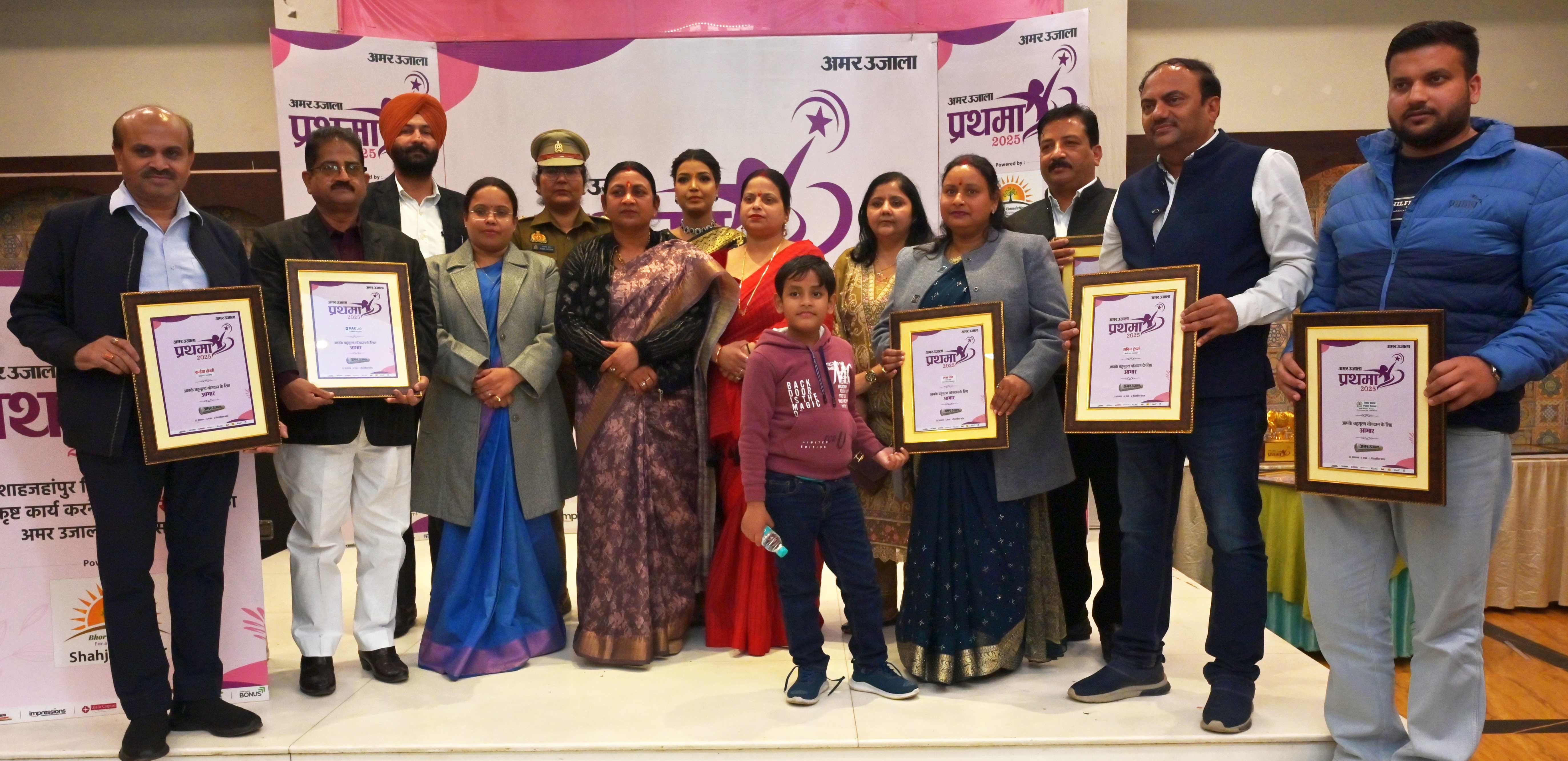अमर उजाला की ओर से आयोजित प्रथमा-2025 सम्मान समारोह में स्वागत गीत प्रस्तुत करतीं छात्राएं। संव अमर उजाला की ओर से आयोजित प्रथमा-2025 सम्मान समारोह में स्वागत गीत प्रस्तुत करतीं छात्राएं। संव