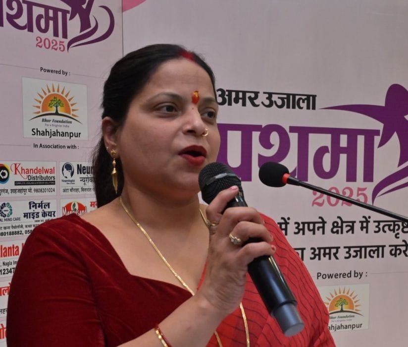 अमर उजाला की ओर से आयोजित प्रथमा-2025 सम्मान समारोह में स्वागत गीत प्रस्तुत करतीं छात्राएं। संव अमर उजाला की ओर से आयोजित प्रथमा-2025 सम्मान समारोह में स्वागत गीत प्रस्तुत करतीं छात्राएं। संव