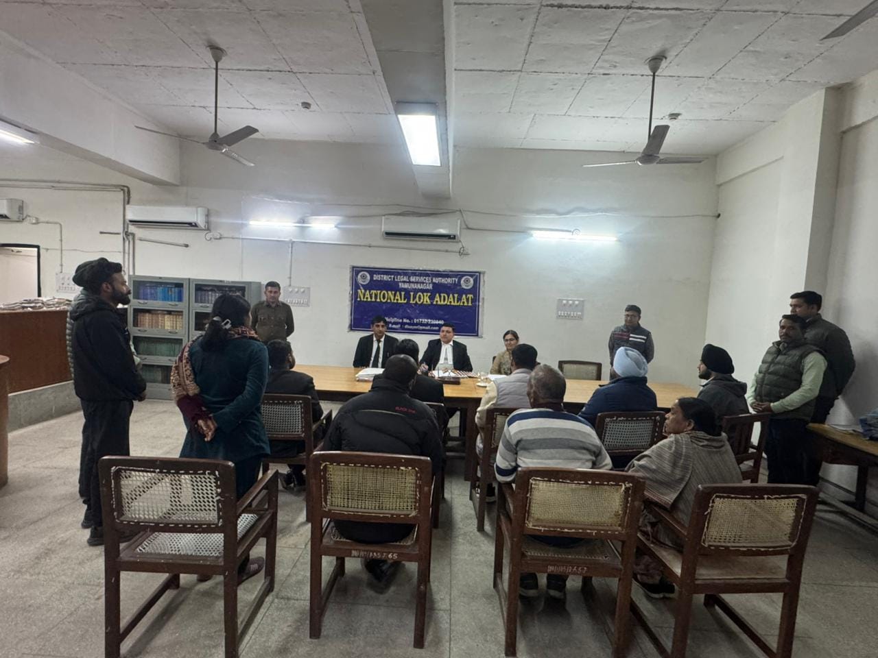 बिजली बिल माफ करने की अफवाह पर कोर्ट परिसर में जुटी लोगों की भीड़। संवाद 