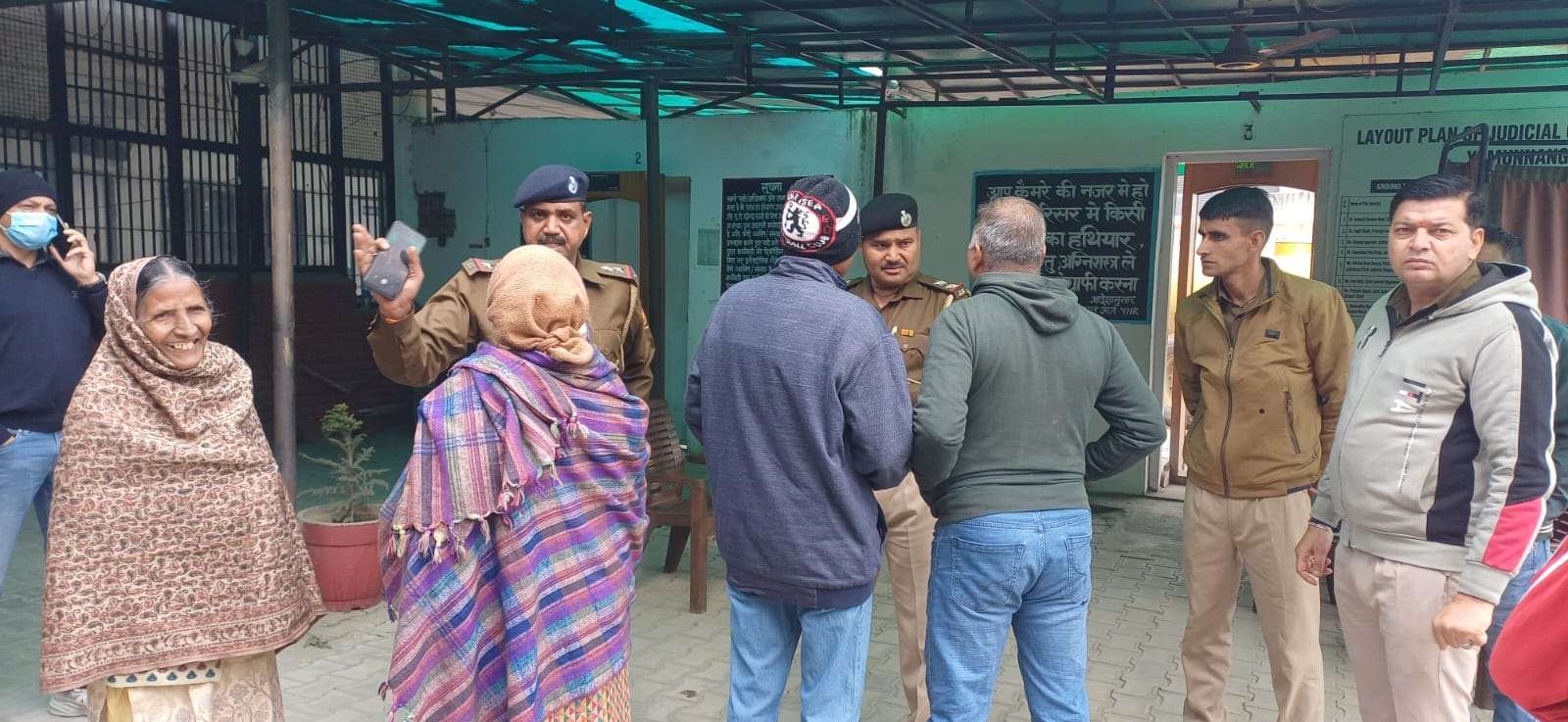 बिजली बिल माफ करने की अफवाह पर कोर्ट परिसर में जुटी लोगों की भीड़। संवाद 