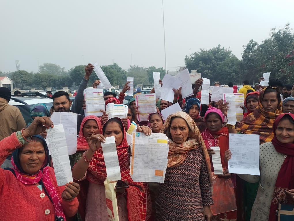 बिजली बिल ठीक कराने के लिए सचिवालय पहुंची महिलाएं। संवाद