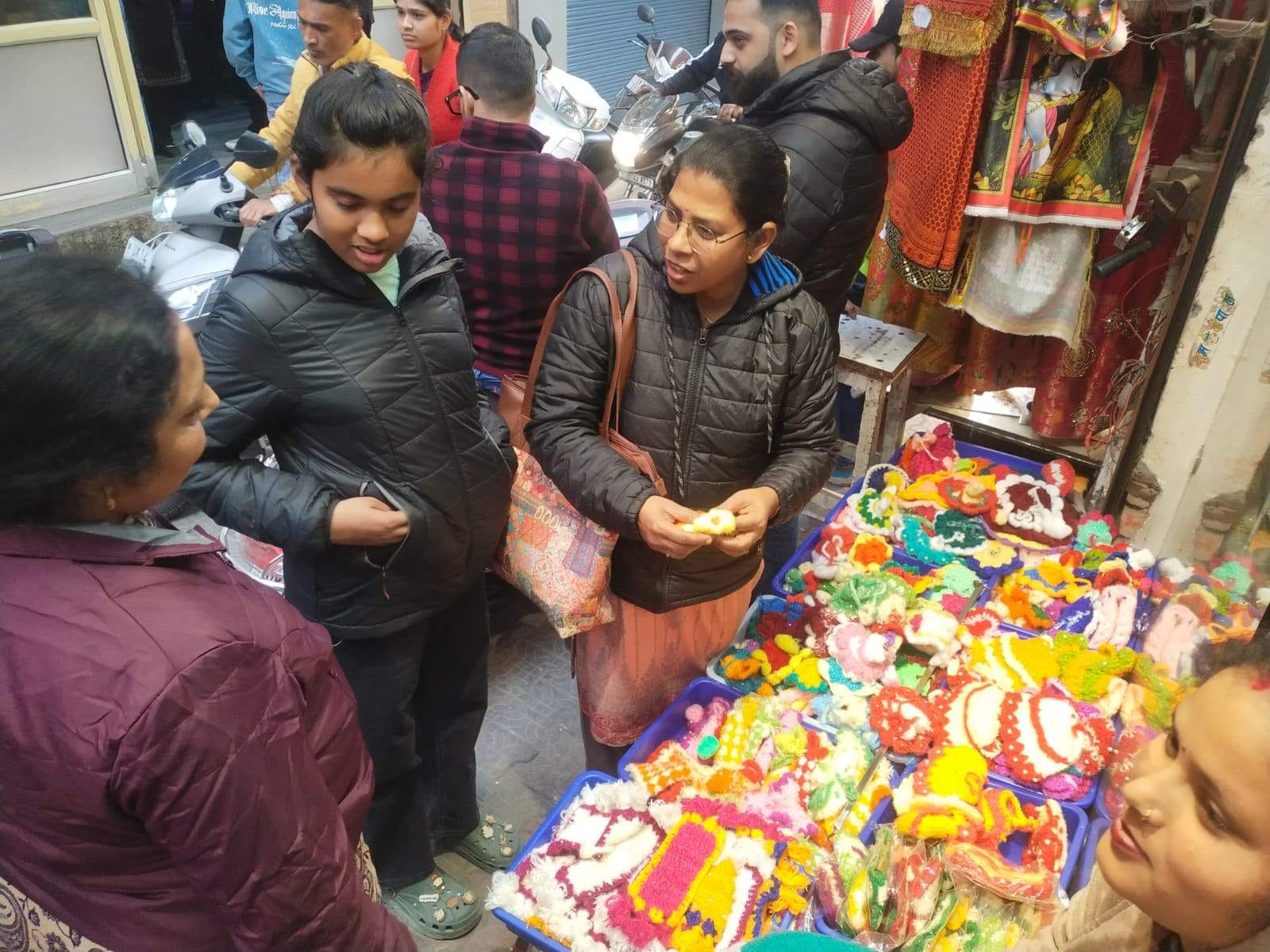 बाजारों से लड्डू गोपाल के गर्म कपड़े खरीदती महिला।संवाद बाजारों से लड्डू गोपाल के गर्म कपड़े खरीदती महिला।संवाद