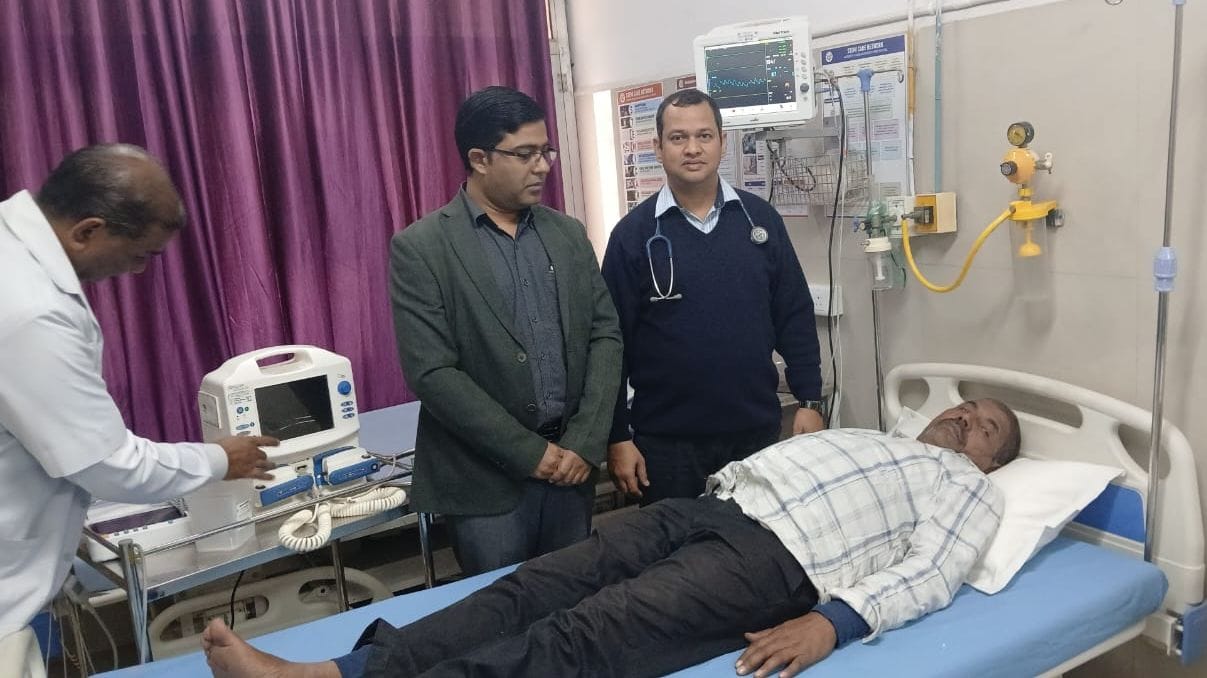 बलरामपुर अस्पताल में मरीज का इलाज करते डॉक्टर। बलरामपुर अस्पताल में मरीज का इलाज करते डॉक्टर।