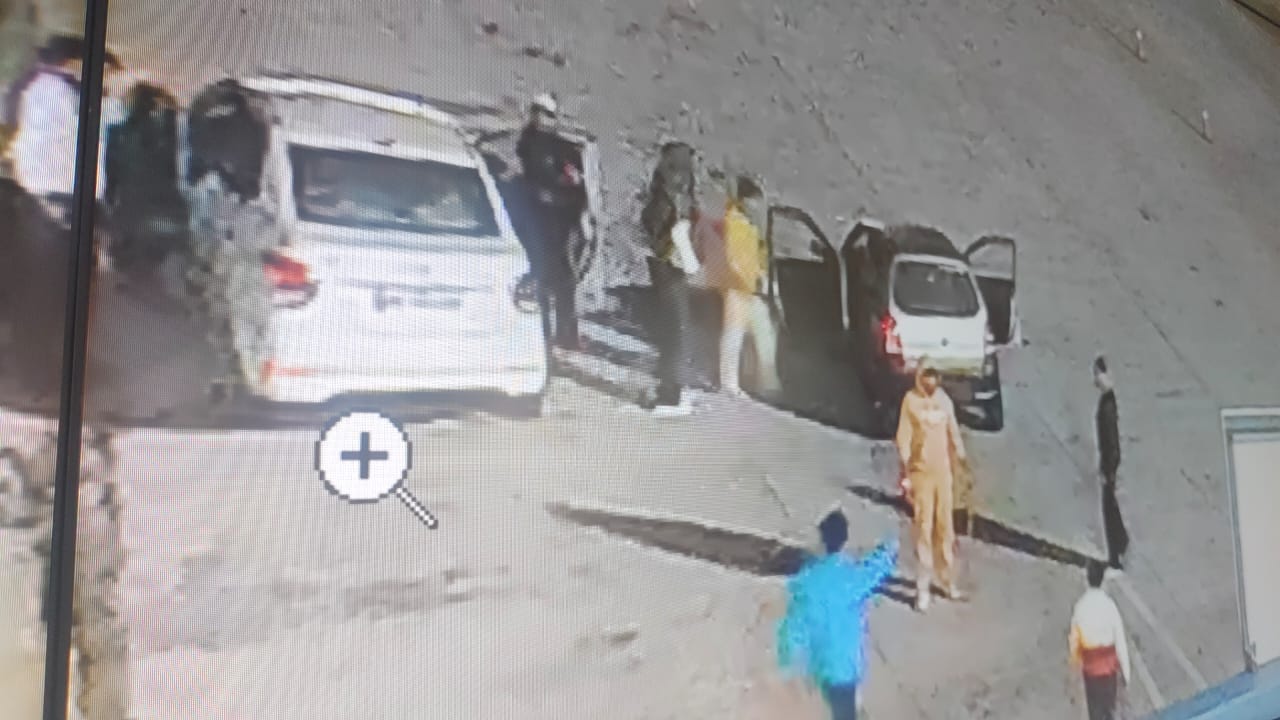 बनोंदी टोल प्लाजा पर बदमाशों द्वारा तोड़ा गया शीशा: स्वयं बनोंदी टोल प्लाजा पर बदमाशों द्वारा तोड़ा गया शीशा: स्वयं