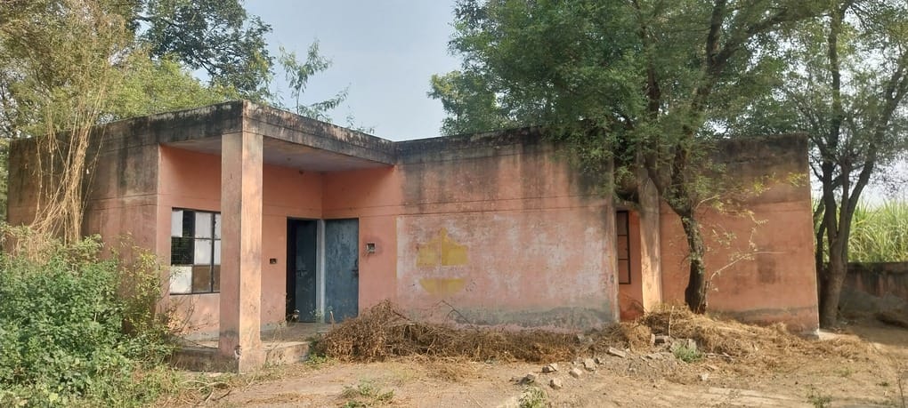 चिकित्सा व्यवस्था बदहाल की खबर से संबंधित फोटो। ग्वालीखेड़ा स्थित प्राथमिक स्वास्थ्य केंद्र म