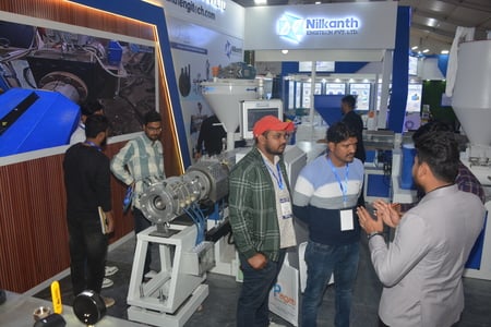 डिफेंस ग्राउंड में चल रहे वुड एंड प्लास्टिक एक्सपो में उपकरण की जानकारी लेते लोग। डिफेंस ग्राउंड में चल रहे वुड एंड प्लास्टिक एक्सपो में उपकरण की जानकारी लेते लोग।