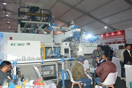डिफेंस ग्राउंड में चल रहे वुड एंड प्लास्टिक एक्सपो में उपकरण की जानकारी लेते लोग। डिफेंस ग्राउंड में चल रहे वुड एंड प्लास्टिक एक्सपो में उपकरण की जानकारी लेते लोग।
