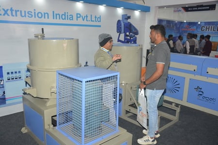 डिफेंस ग्राउंड में चल रहे वुड एंड प्लास्टिक एक्सपो में उपकरण की जानकारी लेते लोग। डिफेंस ग्राउंड में चल रहे वुड एंड प्लास्टिक एक्सपो में उपकरण की जानकारी लेते लोग।