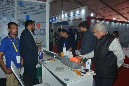 डिफेंस ग्राउंड में चल रहे वुड एंड प्लास्टिक एक्सपो में उपकरण की जानकारी लेते लोग। डिफेंस ग्राउंड में चल रहे वुड एंड प्लास्टिक एक्सपो में उपकरण की जानकारी लेते लोग।