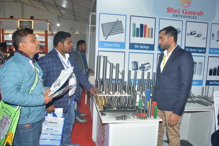 डिफेंस ग्राउंड में चल रहे वुड एंड प्लास्टिक एक्सपो में उपकरण की जानकारी लेते लोग। डिफेंस ग्राउंड में चल रहे वुड एंड प्लास्टिक एक्सपो में उपकरण की जानकारी लेते लोग।
