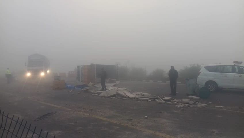 फोटो-11- घटना के बाद एक्सप्रेसवे पर रेंगते वाहन। संवाद फोटो-11- घटना के बाद एक्सप्रेसवे पर रेंगते वाहन। संवाद