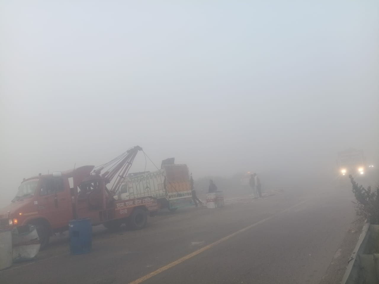 फोटो-11- घटना के बाद एक्सप्रेसवे पर रेंगते वाहन। संवाद फोटो-11- घटना के बाद एक्सप्रेसवे पर रेंगते वाहन। संवाद