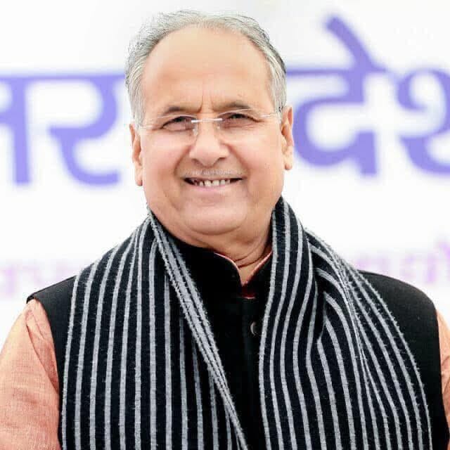फोटो 12 भोगांव में एक दूसरे को मिठाई खिलाते भाजपा कार्यकर्ता। संवाद