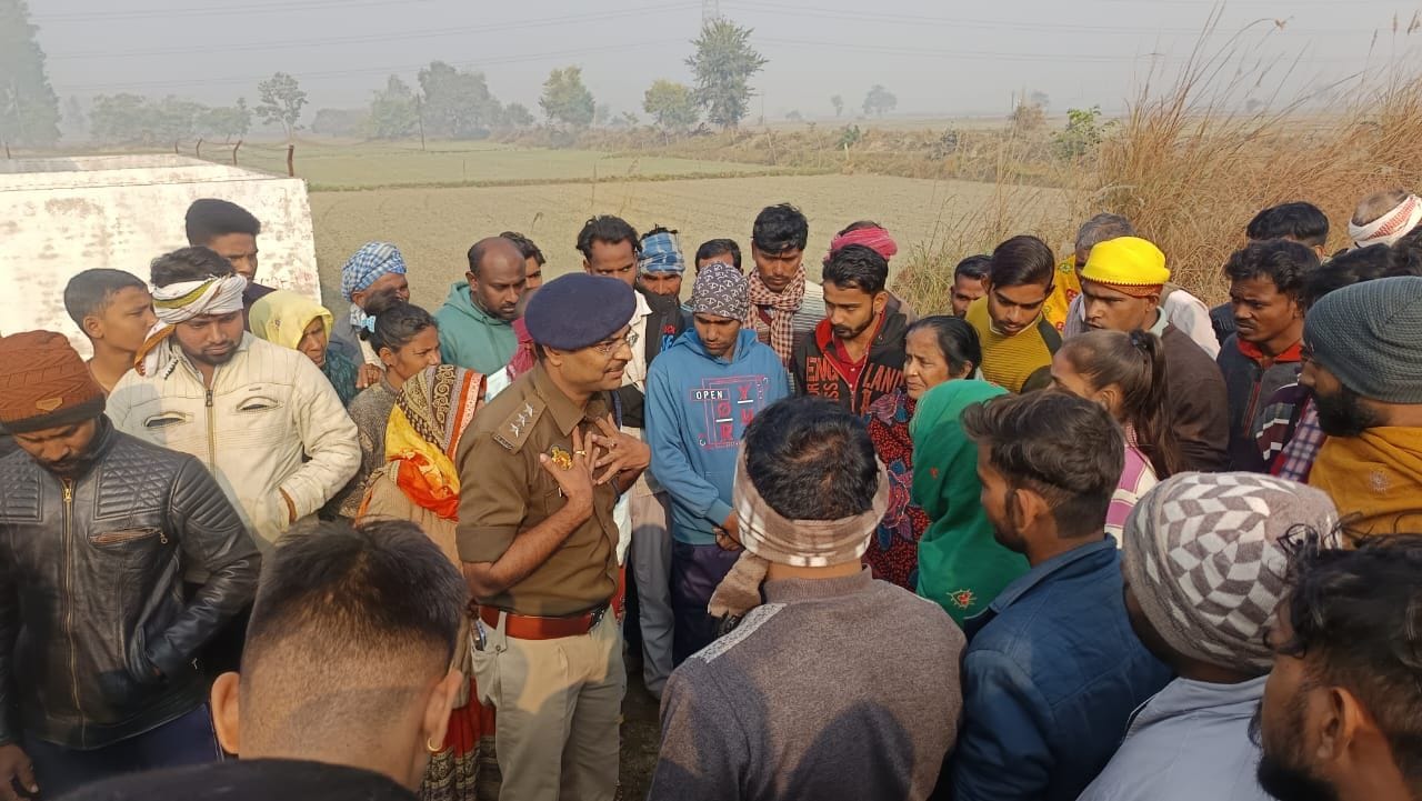 फोटो-18- डंपर की टक्कर से क्षतिग्रस्त ऑटो और घटना स्थल पर लगी भीड़। संवाद फोटो-18- डंपर की टक्कर से क्षतिग्रस्त ऑटो और घटना स्थल पर लगी भीड़। संवाद