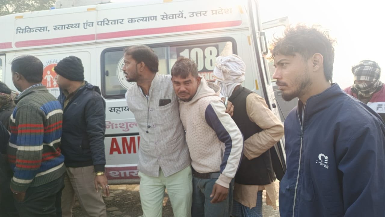 फोटो-18- डंपर की टक्कर से क्षतिग्रस्त ऑटो और घटना स्थल पर लगी भीड़। संवाद फोटो-18- डंपर की टक्कर से क्षतिग्रस्त ऑटो और घटना स्थल पर लगी भीड़। संवाद