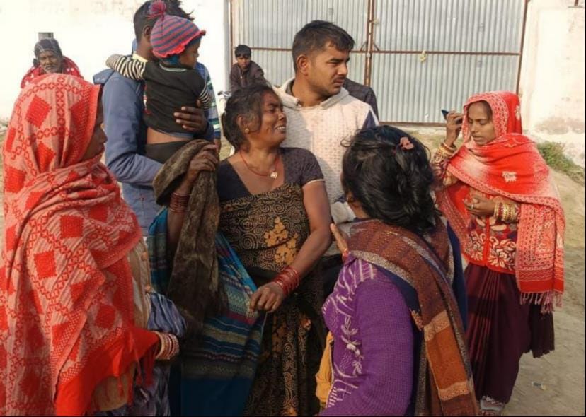 फोटो-18- डंपर की टक्कर से क्षतिग्रस्त ऑटो और घटना स्थल पर लगी भीड़। संवाद फोटो-18- डंपर की टक्कर से क्षतिग्रस्त ऑटो और घटना स्थल पर लगी भीड़। संवाद