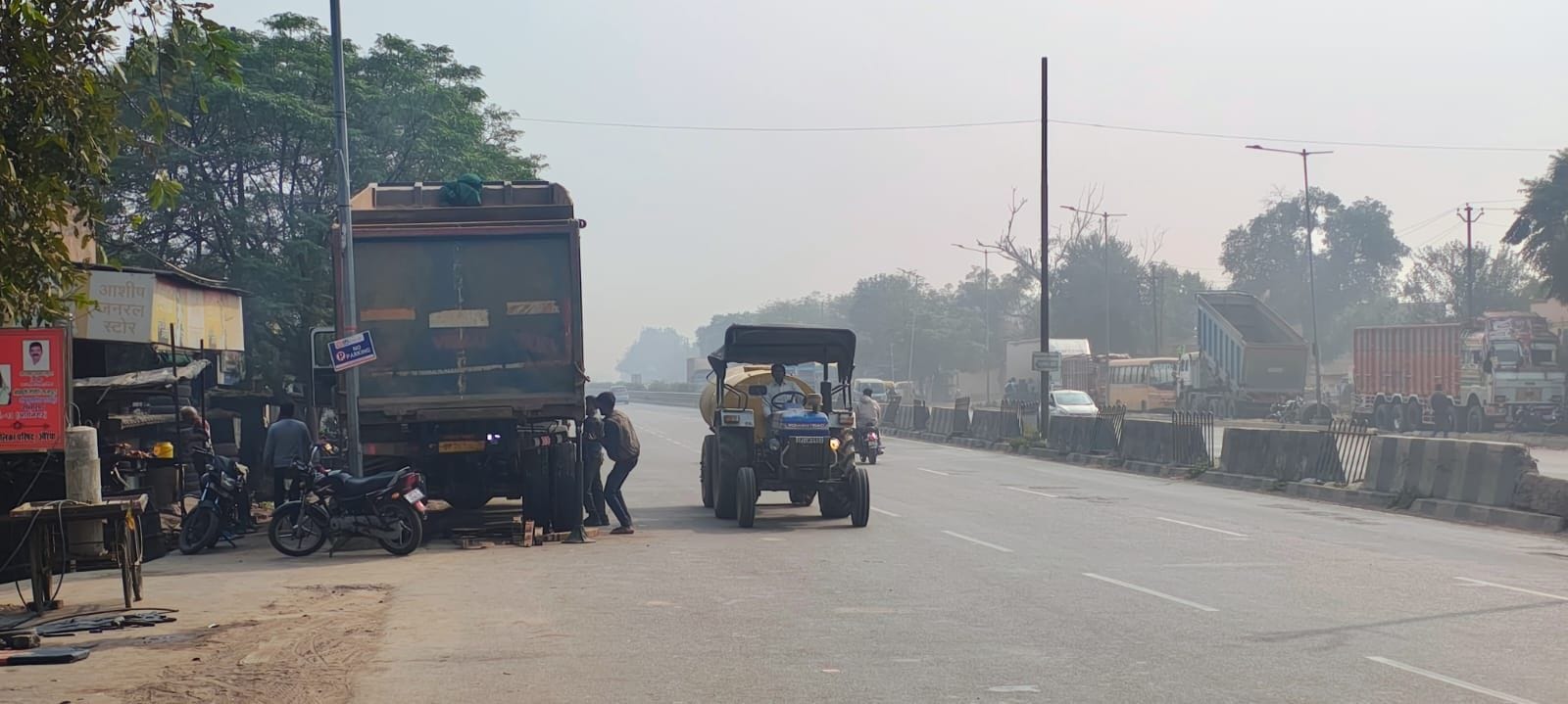 फोटो-20-नवीन मंडी के पास हाईवे पर खड़े ट्रक और गुजरते वाहन। संवाद फोटो-20-नवीन मंडी के पास हाईवे पर खड़े ट्रक और गुजरते वाहन। संवाद