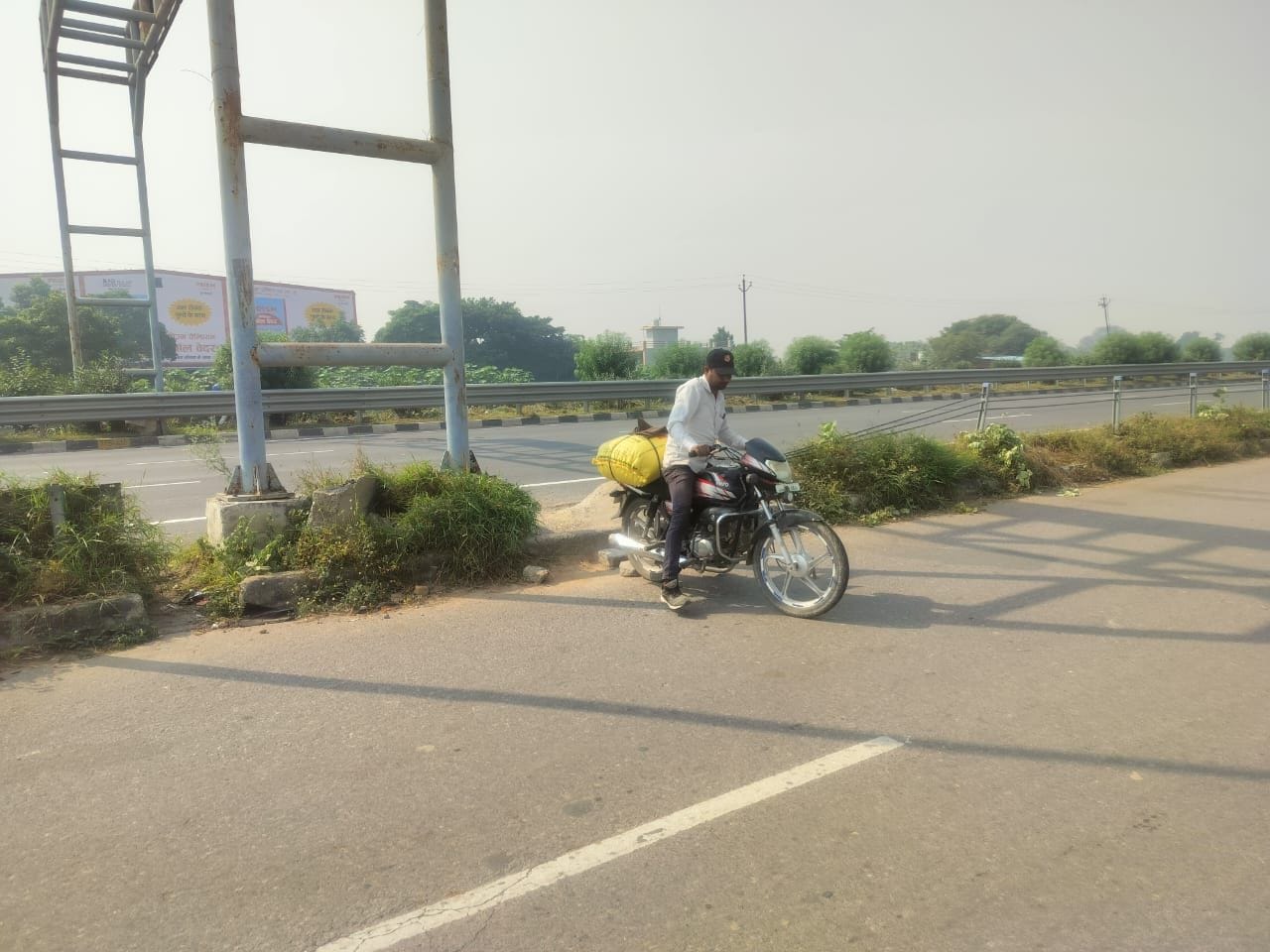 फोटो-20-नवीन मंडी के पास हाईवे पर खड़े ट्रक और गुजरते वाहन। संवाद फोटो-20-नवीन मंडी के पास हाईवे पर खड़े ट्रक और गुजरते वाहन। संवाद