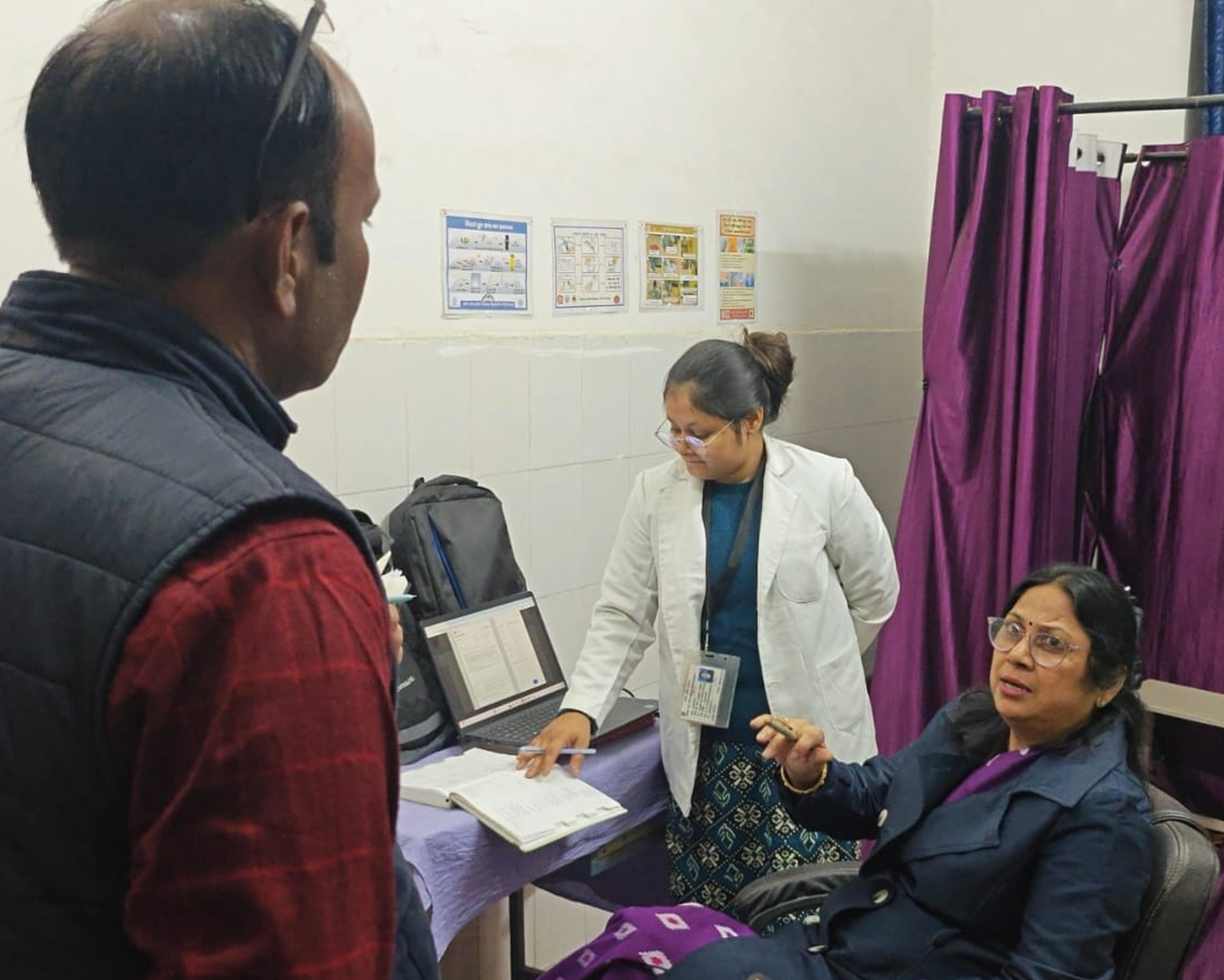 फोटो-21-सीएचसी में स्वास्थ्य सेवाओं की जानकारी लेती एडी हेल्थ। संवाद फोटो-21-सीएचसी में स्वास्थ्य सेवाओं की जानकारी लेती एडी हेल्थ। संवाद