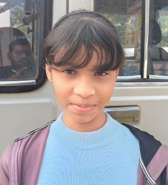 फोटो-26- जीआईसी औरास से परीक्षा देकर निकलते परीक्षार्थी। संवाद फोटो-26- जीआईसी औरास से परीक्षा देकर निकलते परीक्षार्थी। संवाद