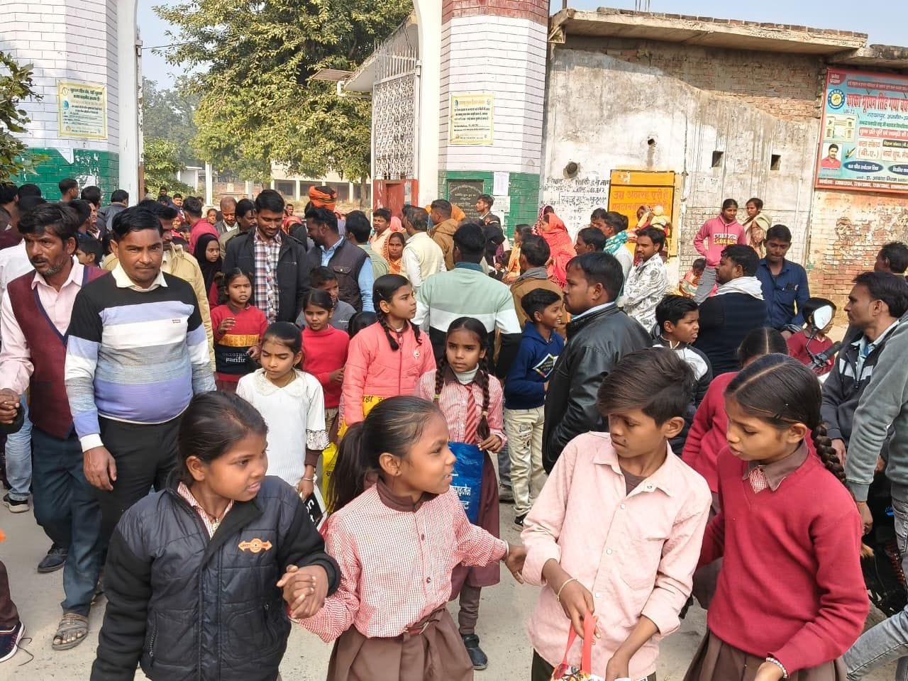 फोटो-26- जीआईसी औरास से परीक्षा देकर निकलते परीक्षार्थी। संवाद फोटो-26- जीआईसी औरास से परीक्षा देकर निकलते परीक्षार्थी। संवाद