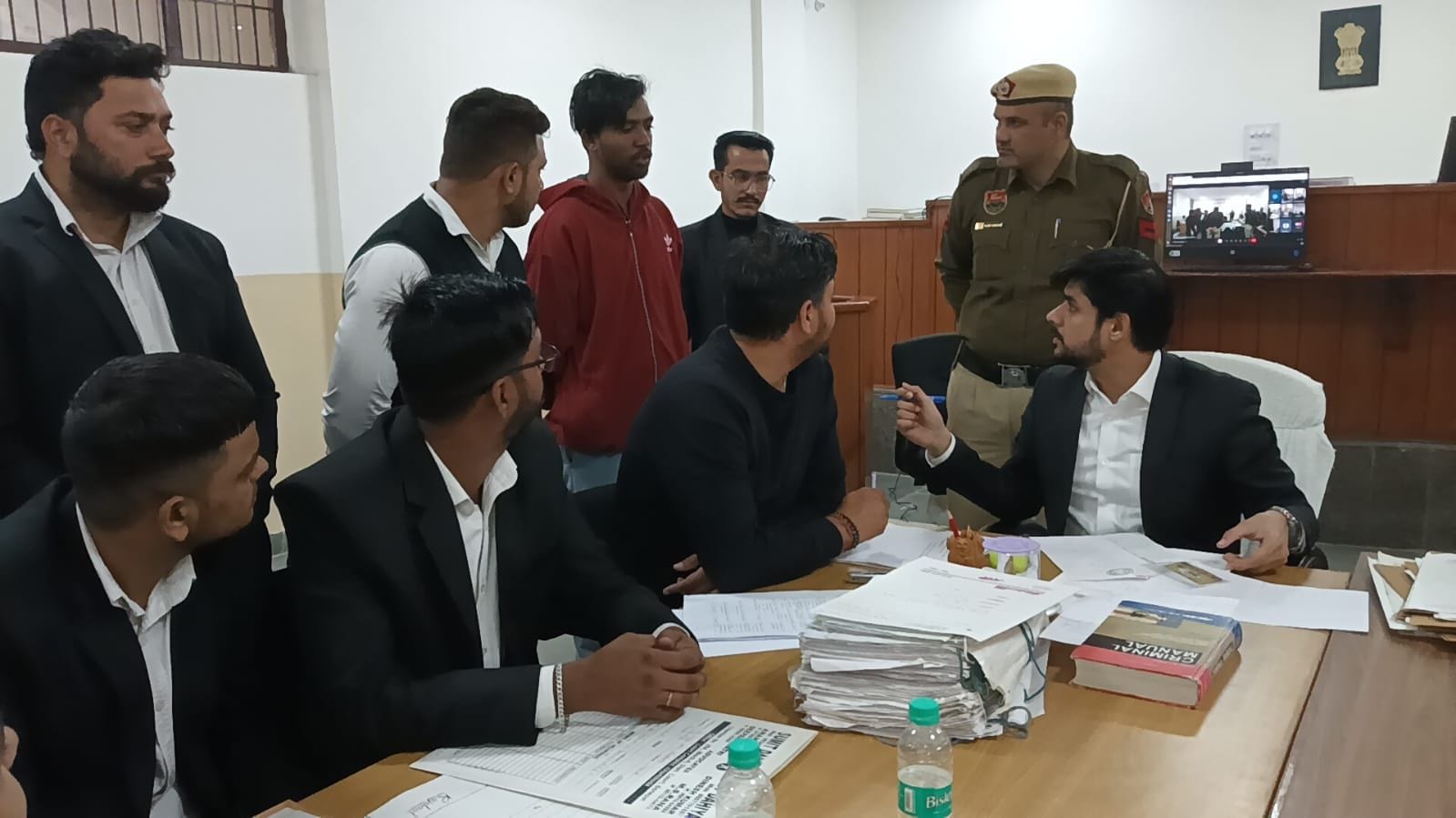 फोटो 27: सोनीपत के जिला सत्र न्यायालय परिसर में केस के निपटान के दौरान सुनवाई करते जज। स्रोत: प फोटो 27: सोनीपत के जिला सत्र न्यायालय परिसर में केस के निपटान के दौरान सुनवाई करते जज। स्रोत: प