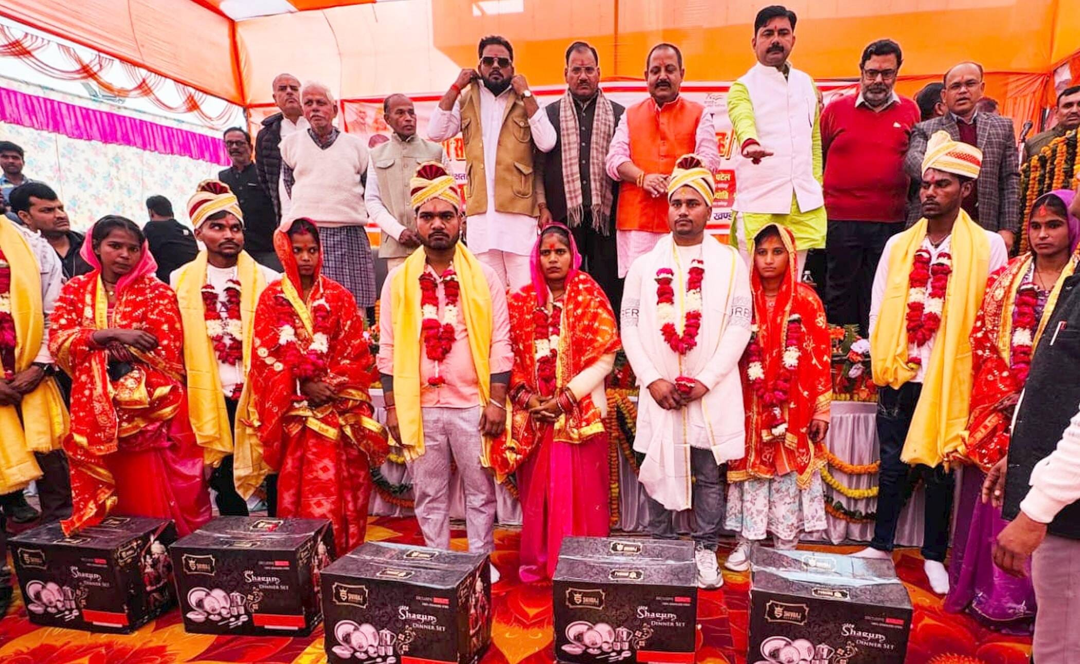 फोटो-31-विवाह के बाद जोड़ों को आशिर्वाद देते ब्लाक प्रमुख। संवाद फोटो-31-विवाह के बाद जोड़ों को आशिर्वाद देते ब्लाक प्रमुख। संवाद