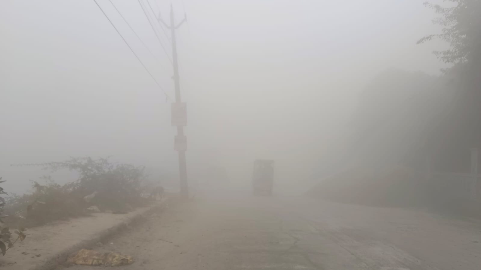 फोटो 33: सोनीपत में गांव हसनपुर के पास कोहरे के बीच जीटी रोड पर गुजरते वाहन। संवाद फोटो 33: सोनीपत में गांव हसनपुर के पास कोहरे के बीच जीटी रोड पर गुजरते वाहन। संवाद