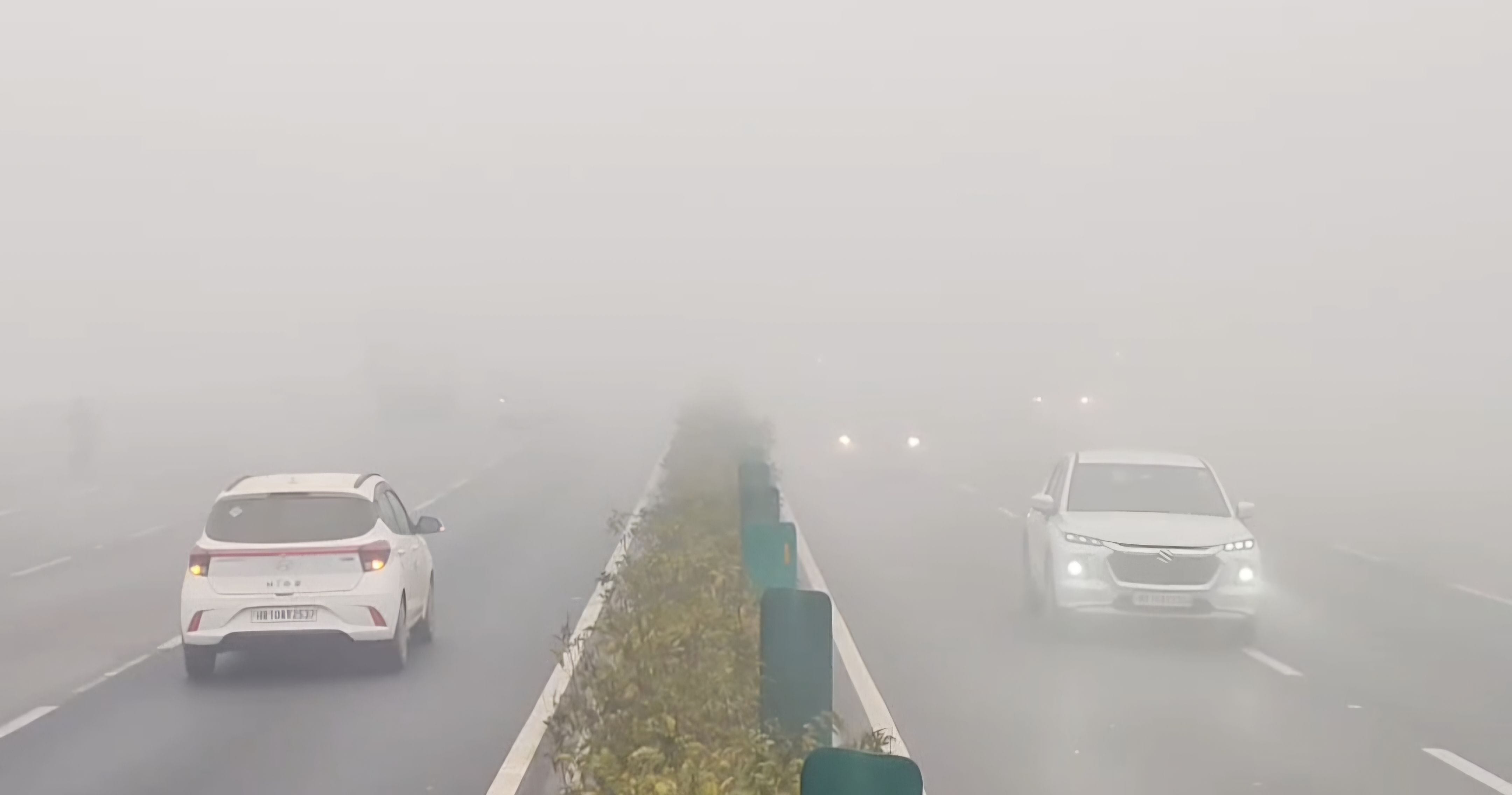 फोटो 33: सोनीपत में गांव हसनपुर के पास कोहरे के बीच जीटी रोड पर गुजरते वाहन। संवाद फोटो 33: सोनीपत में गांव हसनपुर के पास कोहरे के बीच जीटी रोड पर गुजरते वाहन। संवाद