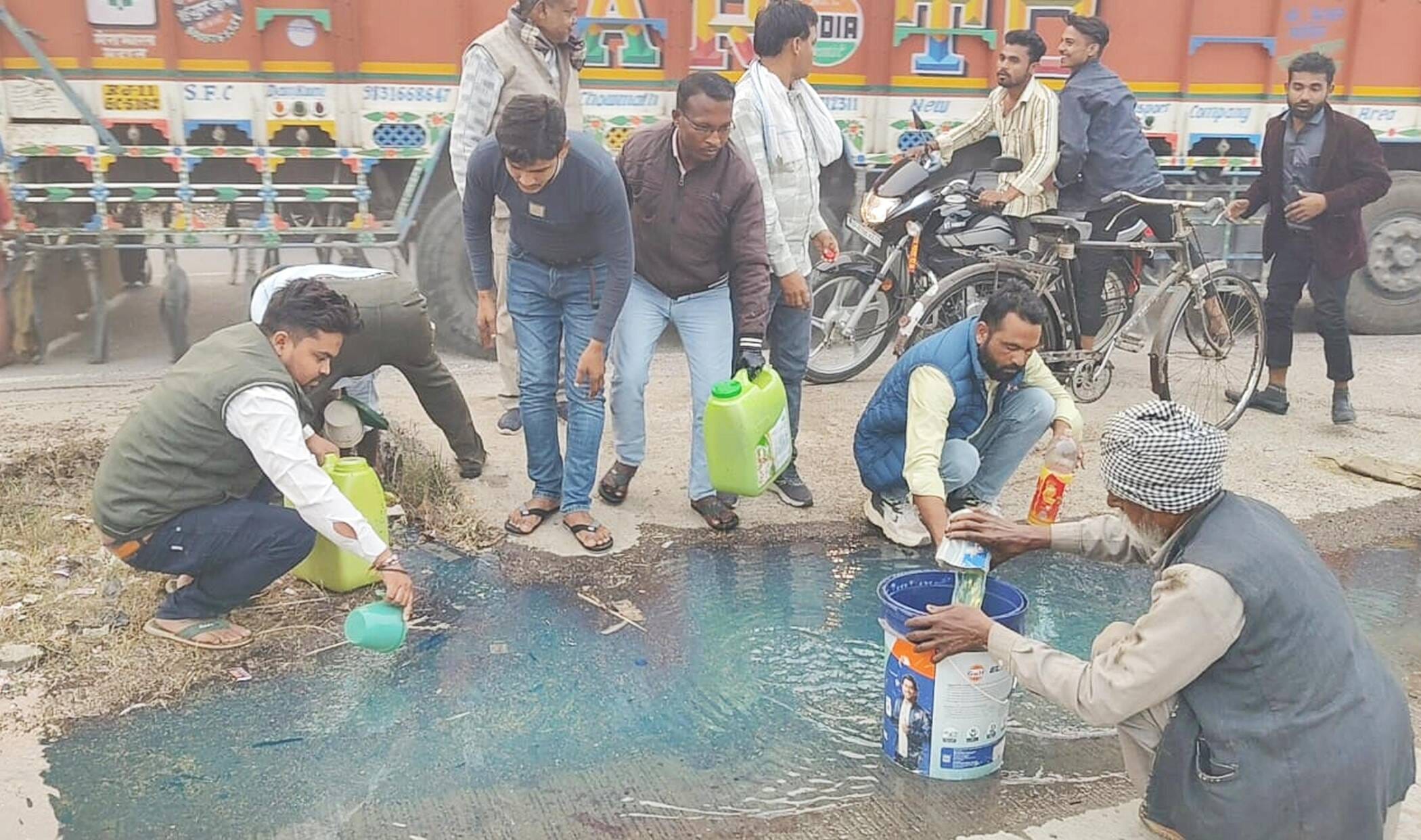 फोटो-35-डीजल भरते हुए लोग। वीडियो ग्रैब फोटो-35-डीजल भरते हुए लोग। वीडियो ग्रैब