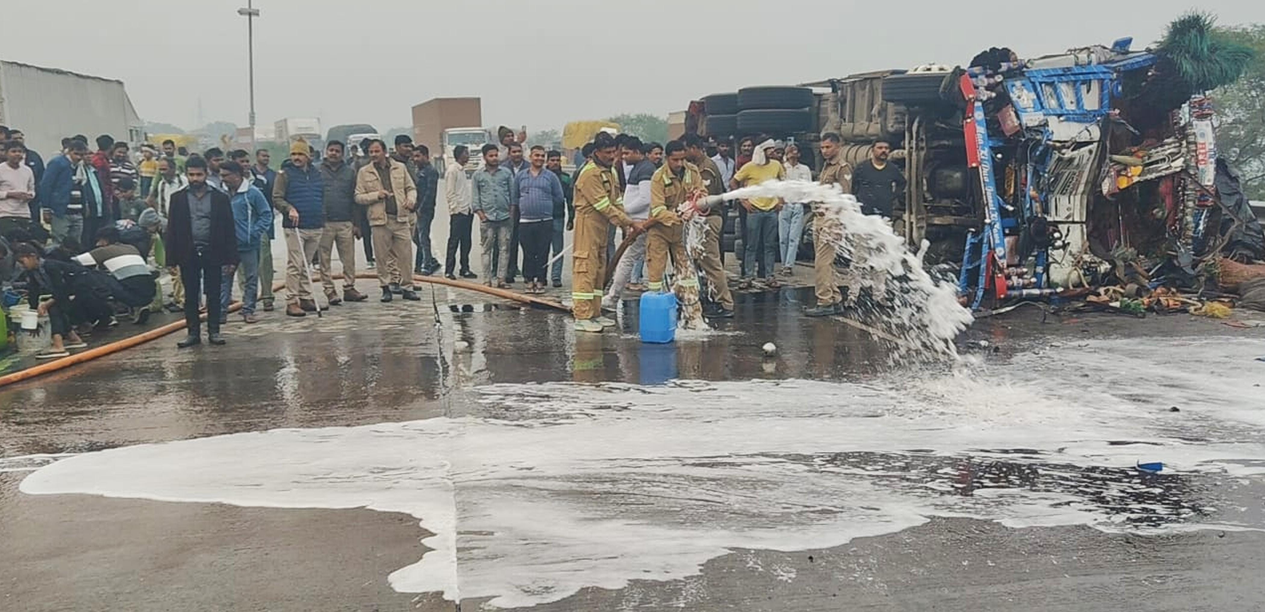 फोटो-35-डीजल भरते हुए लोग। वीडियो ग्रैब फोटो-35-डीजल भरते हुए लोग। वीडियो ग्रैब