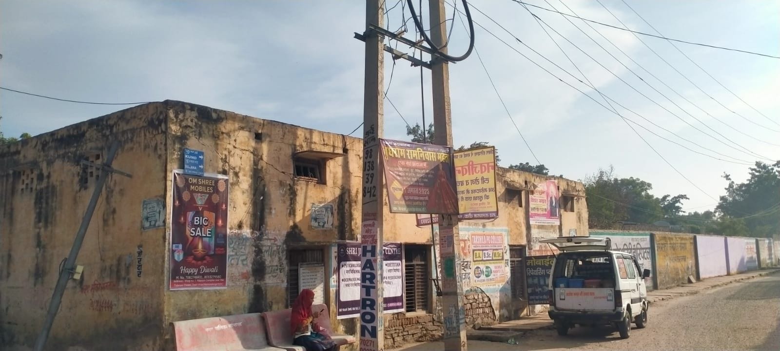 फोटो संख्या:56- बस स्टैंड के मुख्य द्वार पर लगा होर्डिंग---संवाद