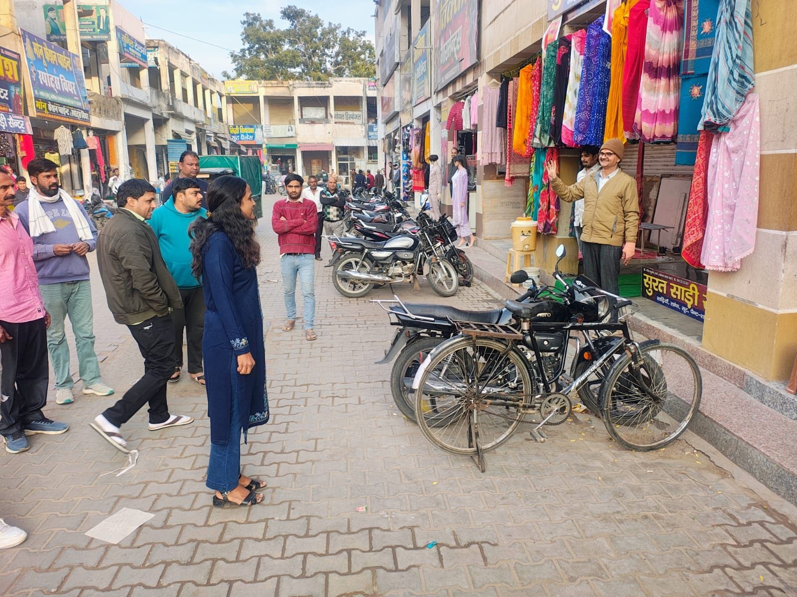 फोटो संख्या:70- शॉपिंग कॉम्प्लेक्स में दुकानदारों की ओर से बरामदों में रखा सामान--संवाद
