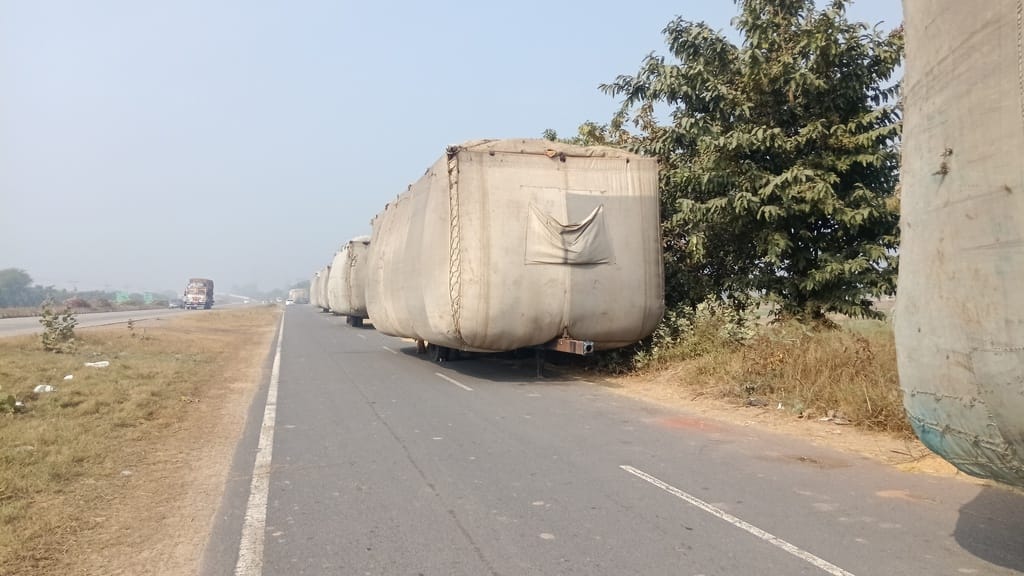 फतेहाबाद से होकर गजरने वाले राष्ट्रीय राजमार्ग 9 से गुजरता ओवरलोड ट्रैक्टर ट्रॉली। संवाद