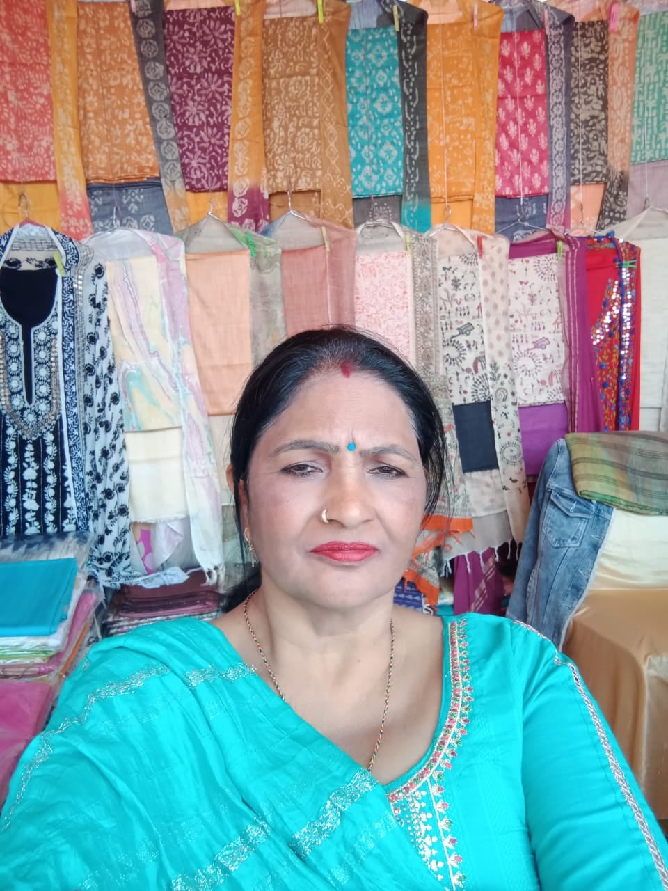 गांव अधोया एम निवासी ऊषा फुलकारी के बारे में जानकारी देते हुए। स्वयं गांव अधोया एम निवासी ऊषा फुलकारी के बारे में जानकारी देते हुए। स्वयं